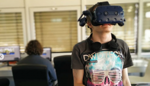 Studenten XR-lab testen VR-beleving