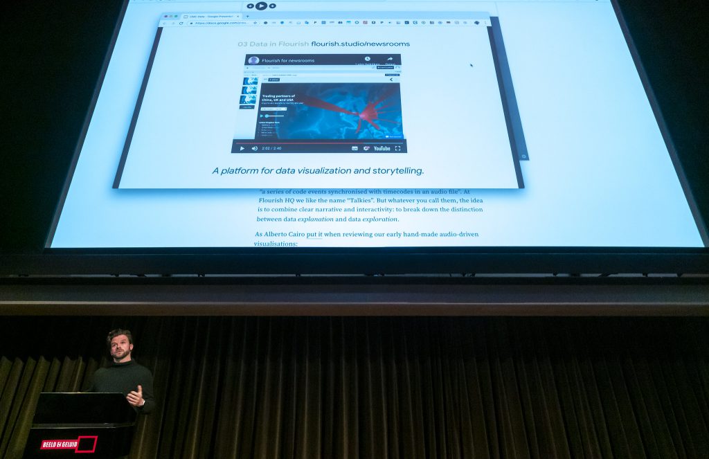 Laurens Vreekamp presenteert over Google-tools voor journalisten tijdens cross media cafe - datatools